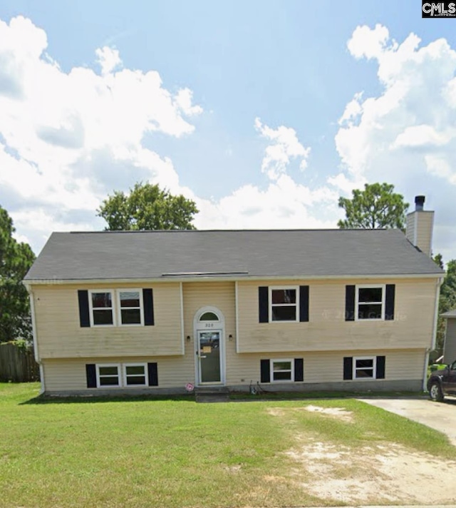 split foyer home with a front yard