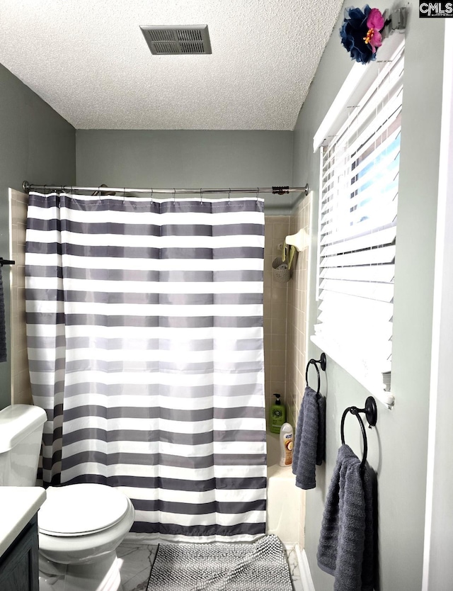 bathroom featuring a shower with curtain, a textured ceiling, vanity, and toilet