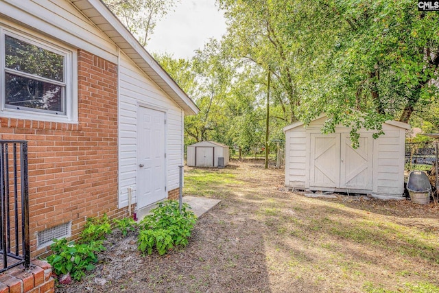 view of yard featuring a shed