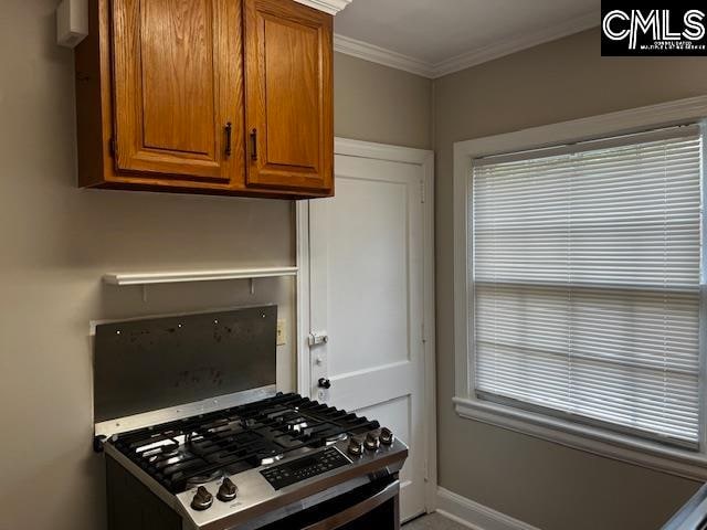 kitchen featuring ornamental molding