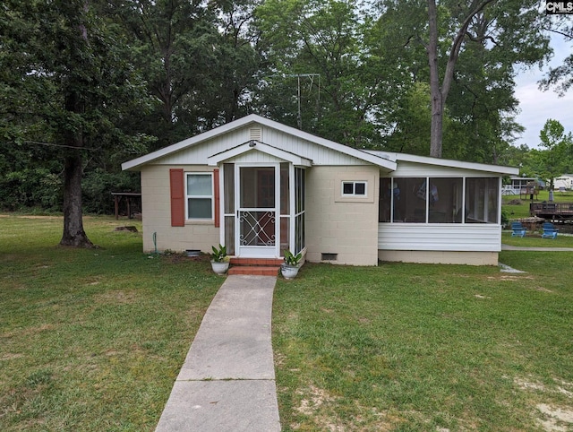 view of front facade featuring a front yard