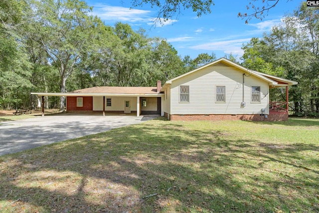 view of front of house featuring a front yard and a carport