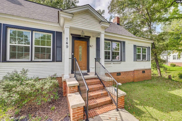 view of front of house featuring a front lawn