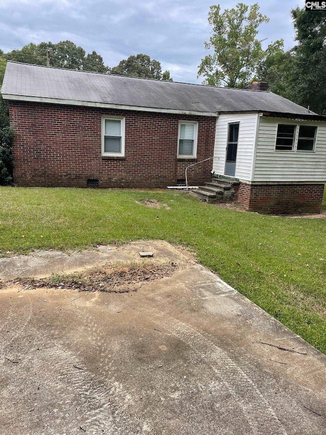 back of house featuring a lawn