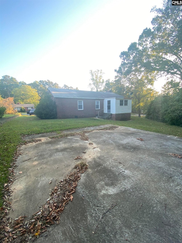 view of front of home with a front yard