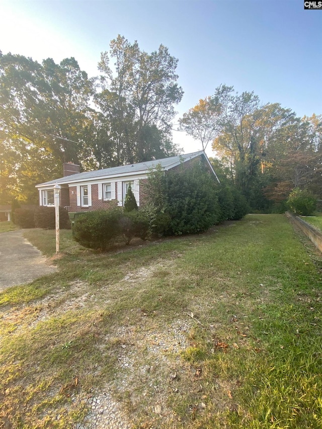 view of front facade featuring a front lawn