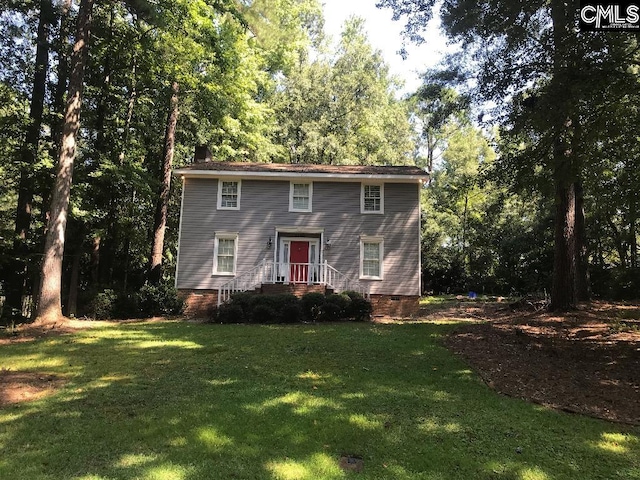 colonial house featuring a front lawn