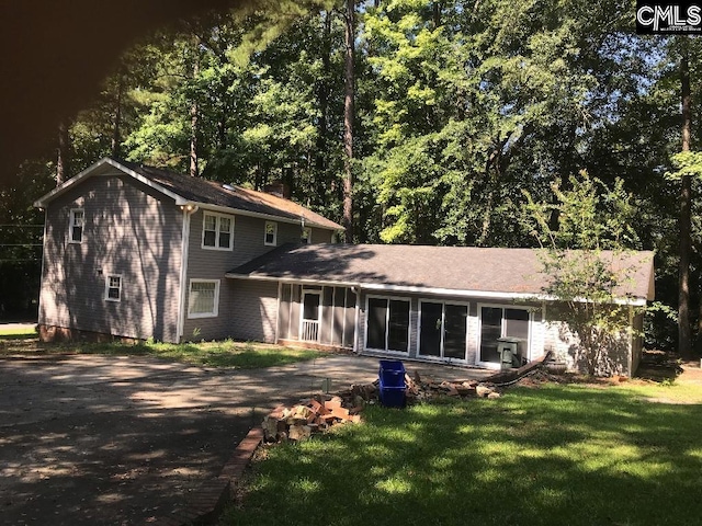 back of house featuring a lawn