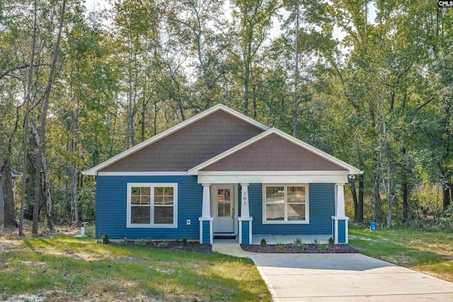 view of front of home featuring a front lawn