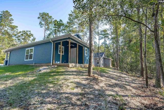 view of front of property featuring a front lawn