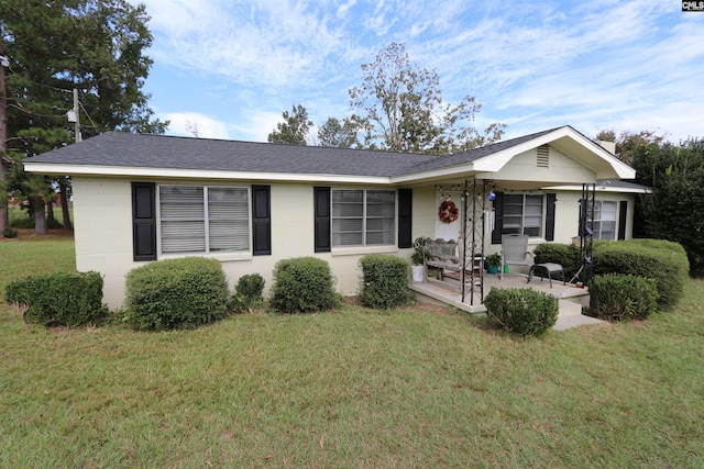 ranch-style home featuring a front lawn