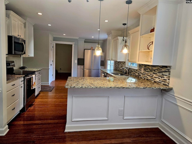 kitchen with sink, kitchen peninsula, decorative light fixtures, stainless steel appliances, and dark hardwood / wood-style floors