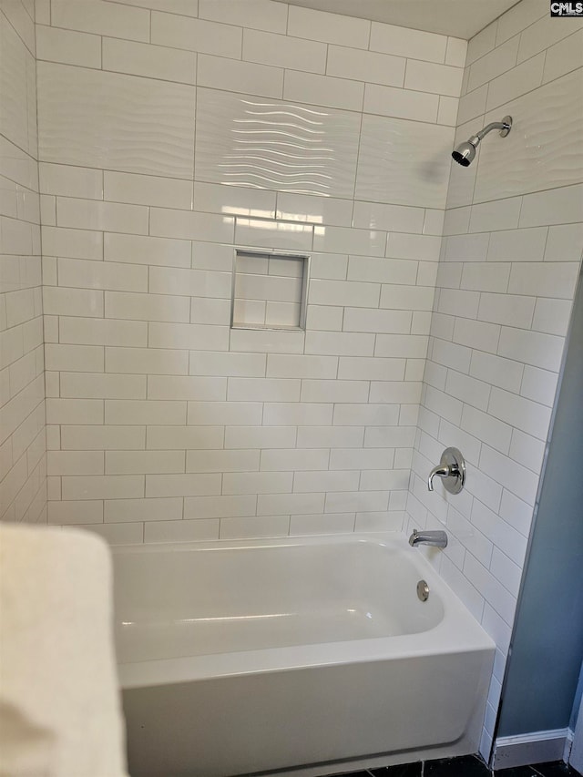 bathroom featuring tiled shower / bath