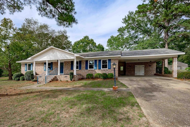 view of front facade featuring a carport, covered porch, and a front yard