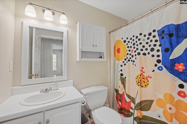 bathroom featuring a shower with curtain, vanity, and toilet