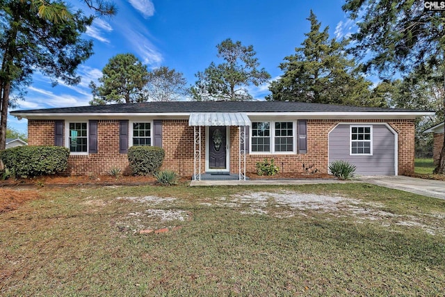 single story home featuring a front lawn