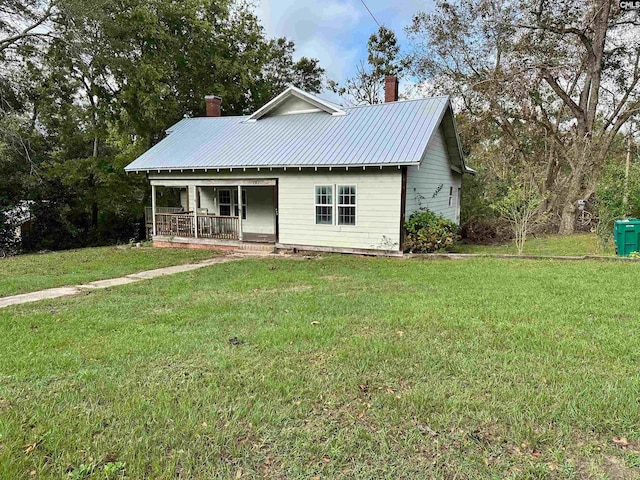 view of front of home featuring a front lawn and covered porch