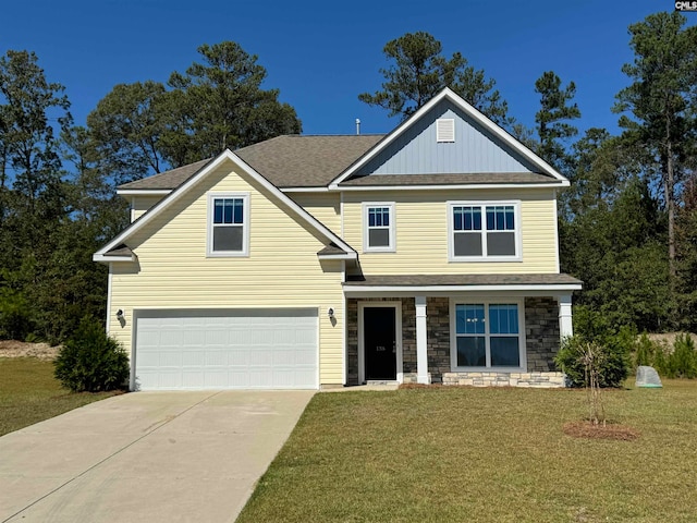 craftsman house featuring a front lawn and a garage