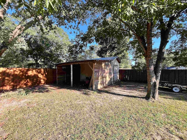 view of yard with a storage shed