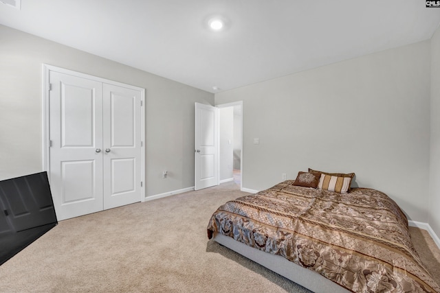 bedroom featuring carpet floors and a closet