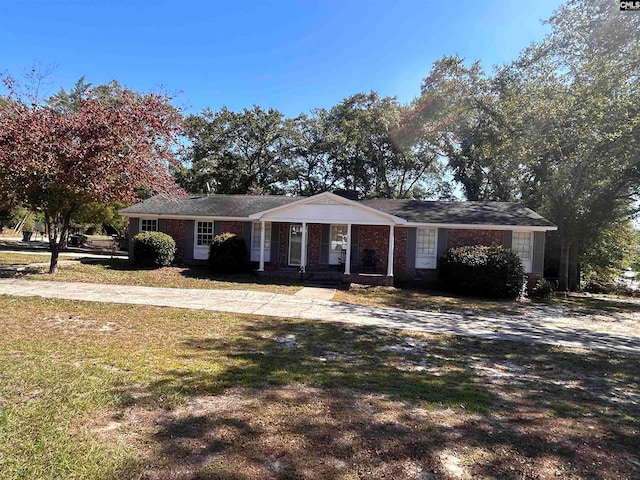 ranch-style home featuring a front lawn