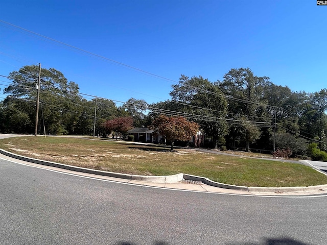 view of front of home featuring a front lawn