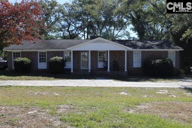 single story home featuring a front lawn