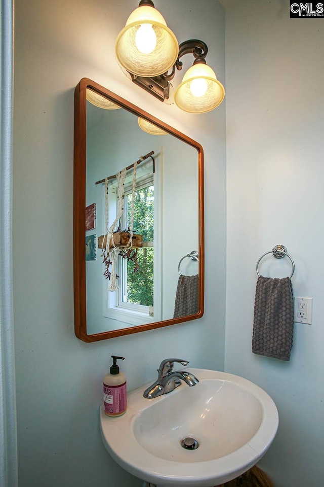 bathroom featuring sink