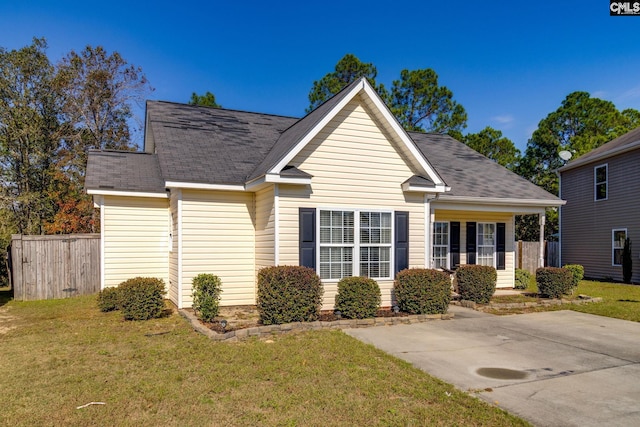 view of front of property featuring a front yard