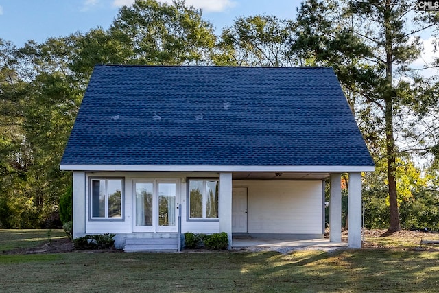 view of front of property featuring a carport and a front lawn