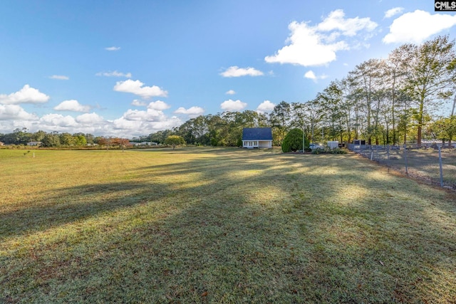 view of yard featuring a rural view