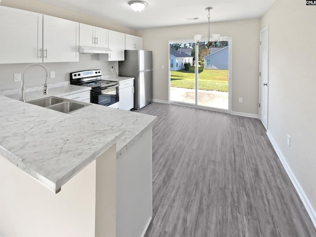 kitchen featuring kitchen peninsula, white cabinets, sink, light hardwood / wood-style floors, and stainless steel appliances