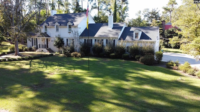 view of front of house featuring a front lawn