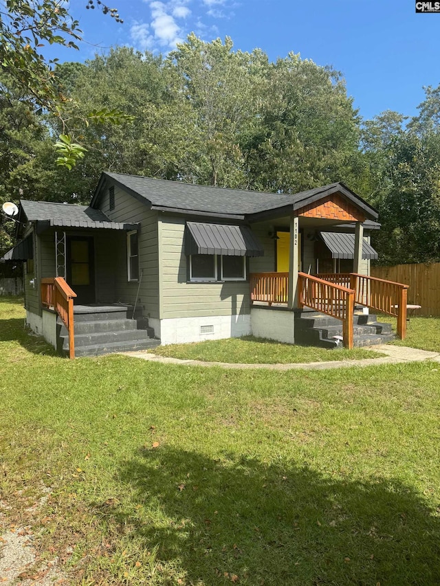 view of front of property featuring a front lawn