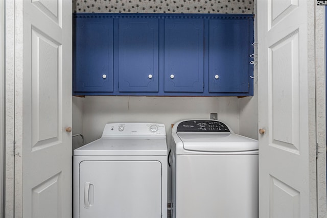 washroom featuring cabinets and washing machine and dryer