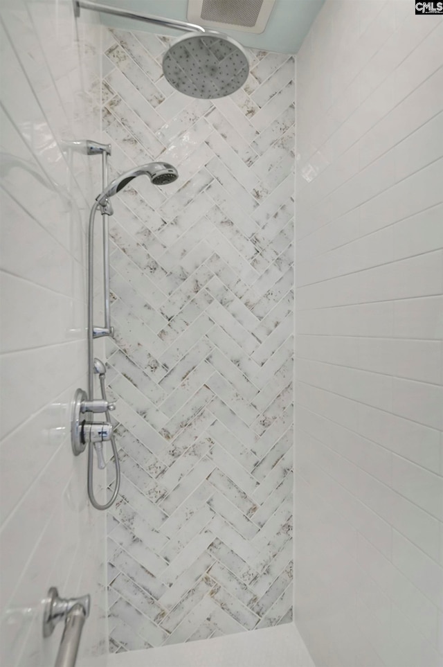 bathroom featuring tiled shower