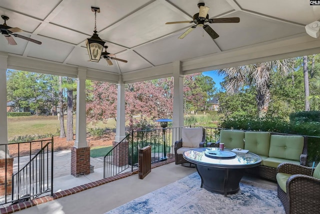 sunroom with ceiling fan