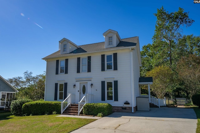 colonial inspired home featuring a front lawn