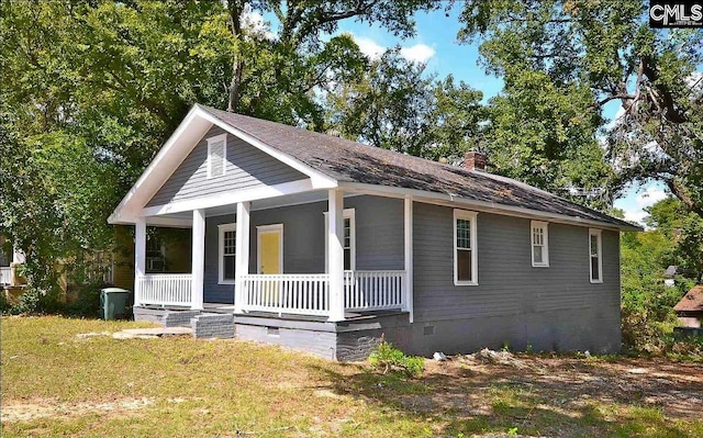 view of front facade with a front yard and a porch