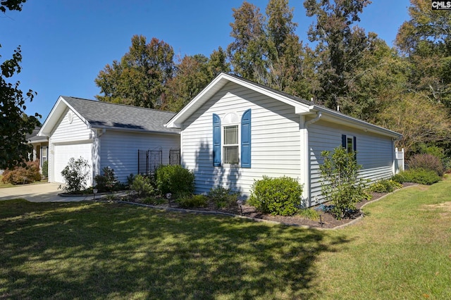 view of front of house featuring a front lawn and a garage