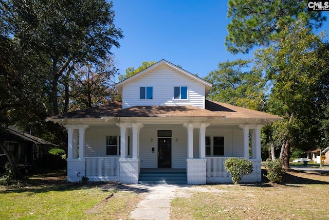 view of front of property featuring a front lawn and a porch