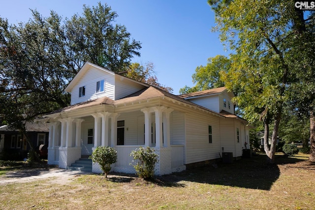 view of front of home featuring covered porch and a front lawn