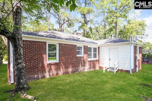 back of house featuring a lawn