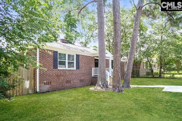 view of front of house with a front lawn