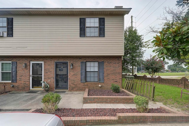 view of front of home featuring a patio area and a front yard