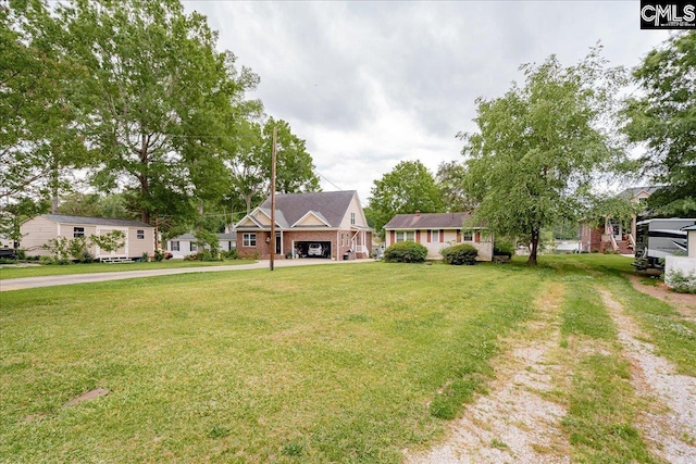 view of front of house featuring a front yard