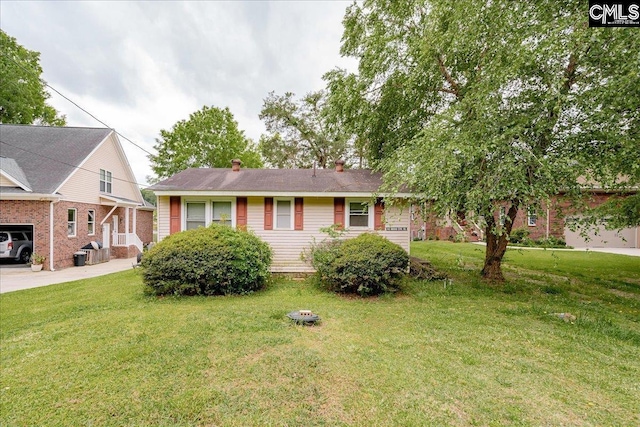 view of front of house featuring a front yard and a garage