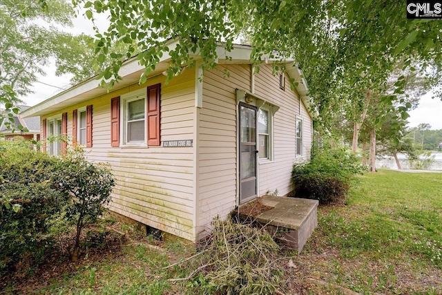 view of side of property featuring a lawn