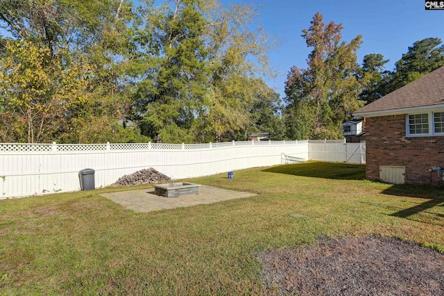 view of yard featuring an outdoor fire pit