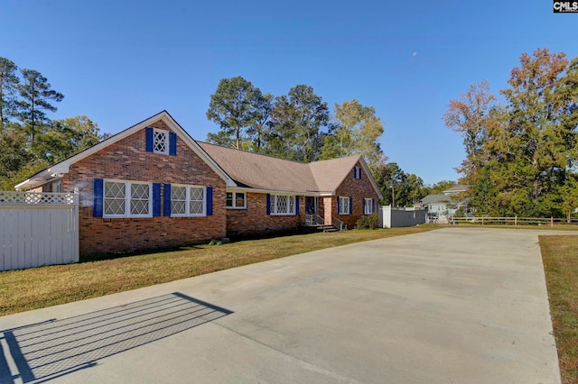 view of front facade featuring a front yard